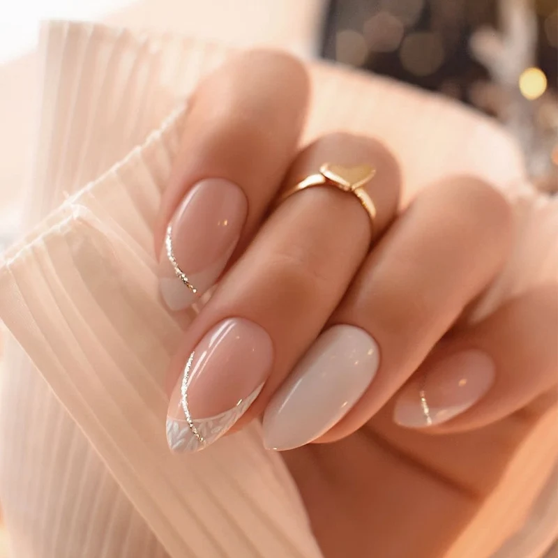 Kreatives Kunstnagelset mit Leopardenmuster und Glitzerakzenten Karnz