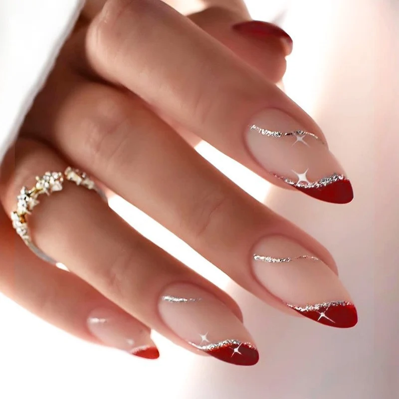 Kreatives Kunstnagelset mit Leopardenmuster und Glitzerakzenten Karnz