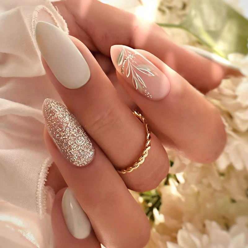 Kreatives Kunstnagelset mit Leopardenmuster und Glitzerakzenten Karnz