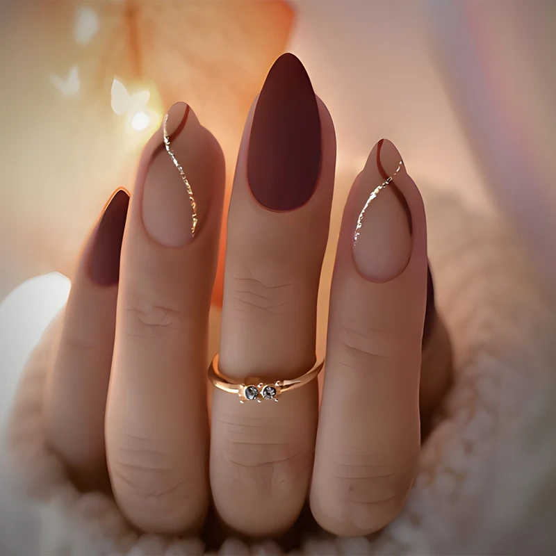 Kreatives Kunstnagelset mit Leopardenmuster und Glitzerakzenten Karnz