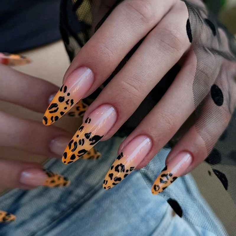 Kreatives Kunstnagelset mit Leopardenmuster Karnz