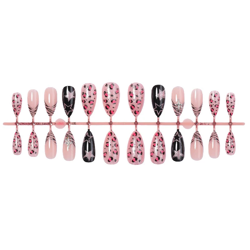 Kreatives Kunstnagelset mit Leoparden- und Glitzerakzenten Karnz