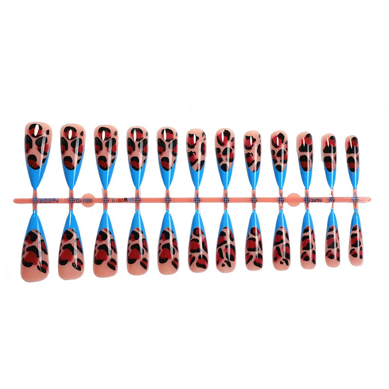 Kreatives Kunstnagelset mit Leoparden-Details Karnz
