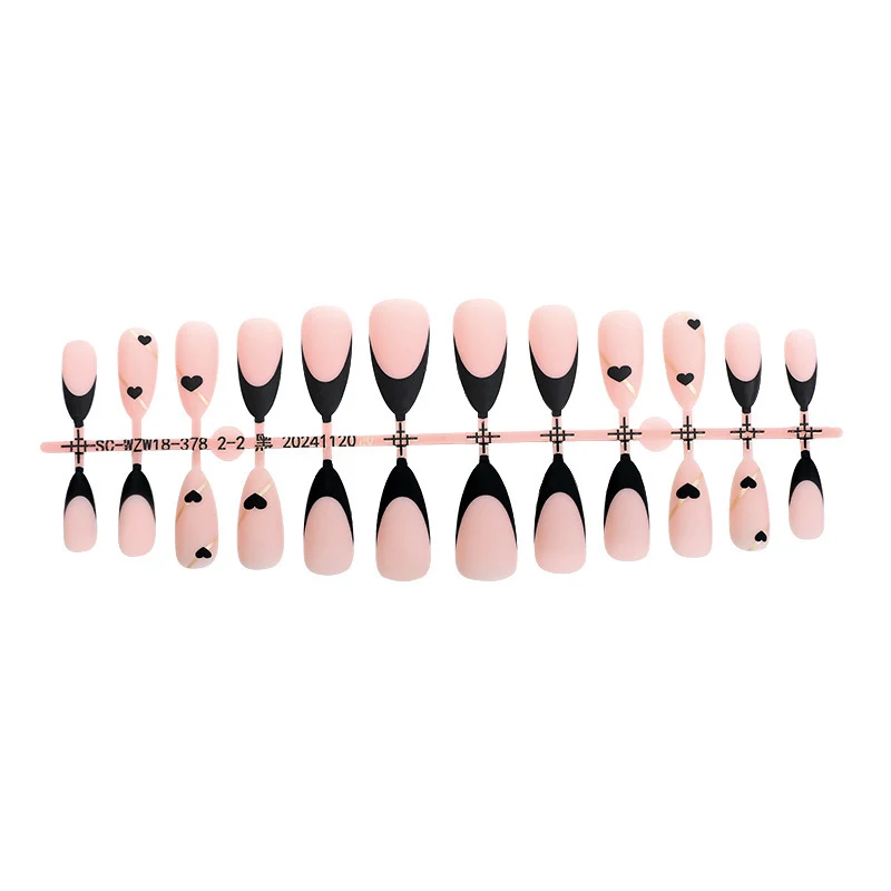 Kreatives Kunstnagelset mit herzförmigen Akzenten und eleganter French-Spitze Karnz