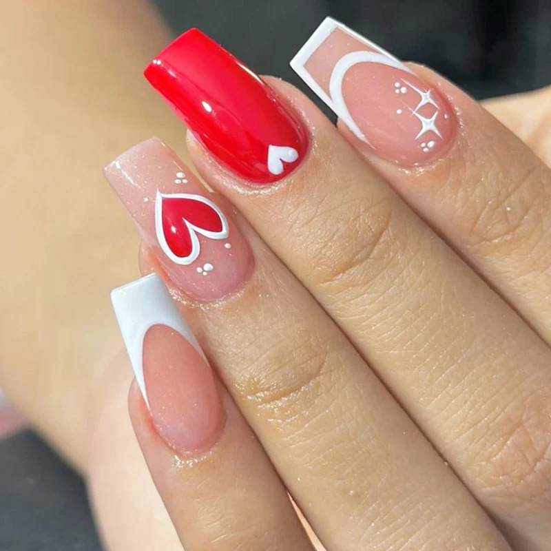 Kreatives Kunstnagelset mit Herzen- und modernen Akzenten Karnz