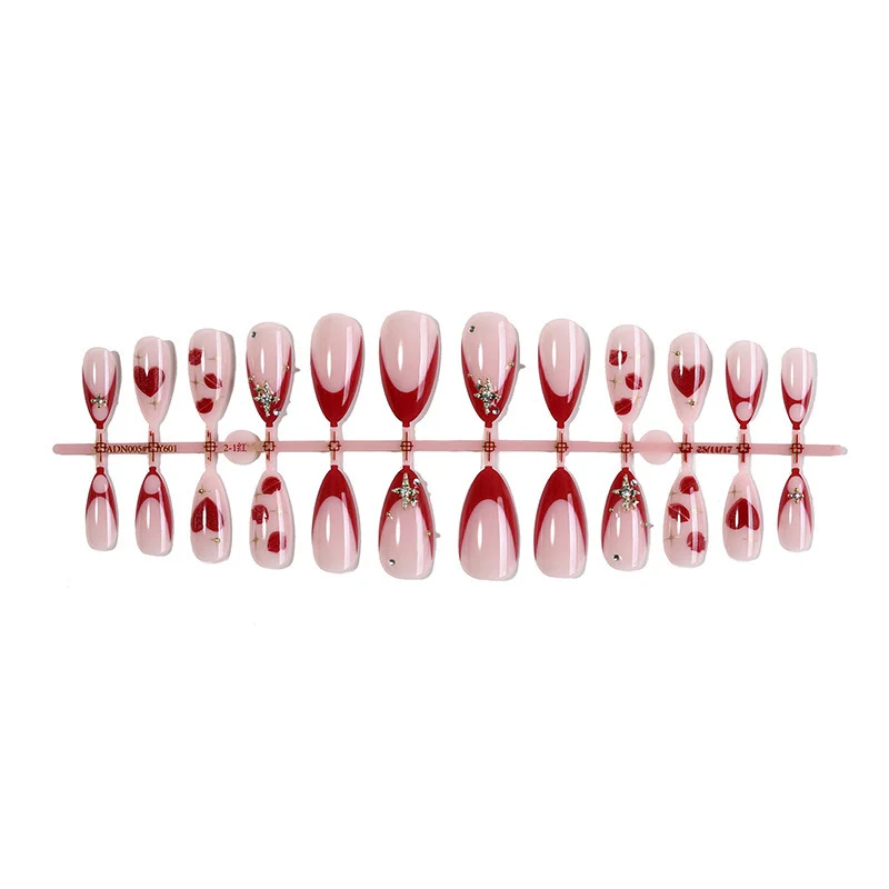 Kreatives Kunstnagelset mit Herzen- und Glitzer-Design Karnz