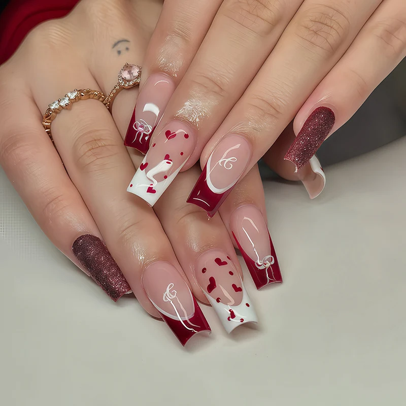 Kreatives Kunstnagelset mit Herzen- und Glitzer-Akzenten Karnz