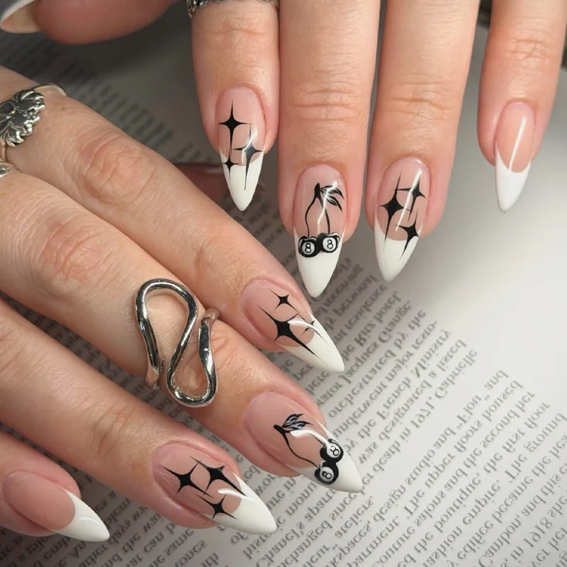 Kreatives Kunstnagelset mit handgezeichneten Motiven und French Tips Karnz