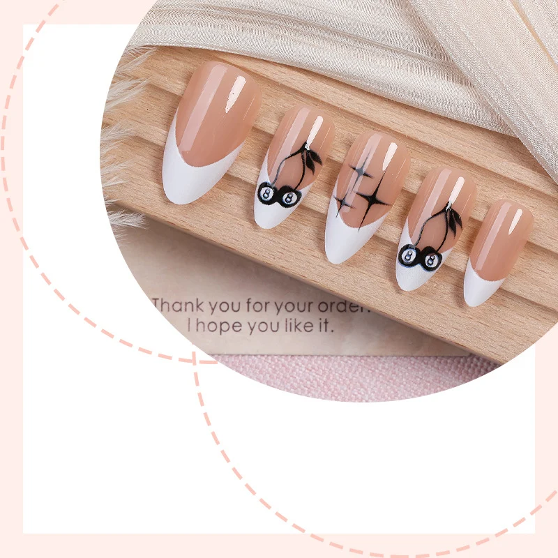 Kreatives Kunstnagelset mit handgezeichneten Motiven und French Tips Karnz