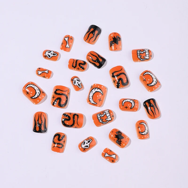 Kreatives Kunstnagelset mit Halloween-Motiven Karnz