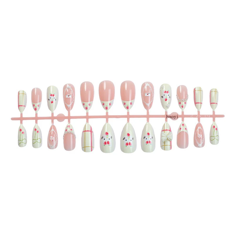 Kreativ gestaltetes Kunstnagelset mit floralen Motiven Karnz