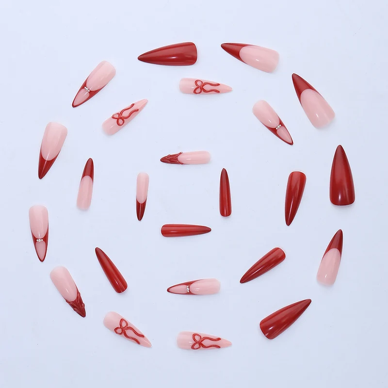 Hochwertiges Kunstnagelset mit eleganten Spitzen und Schleifenverzierungen Karnz