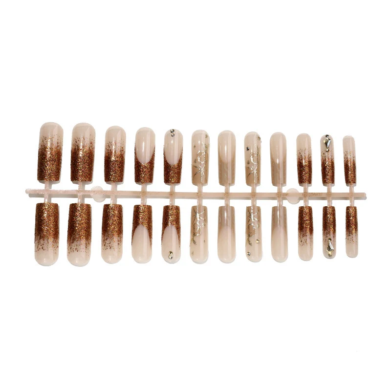 Glamouröses Kunstnagelset mit Glitzer und edlen Verzierungen Karnz
