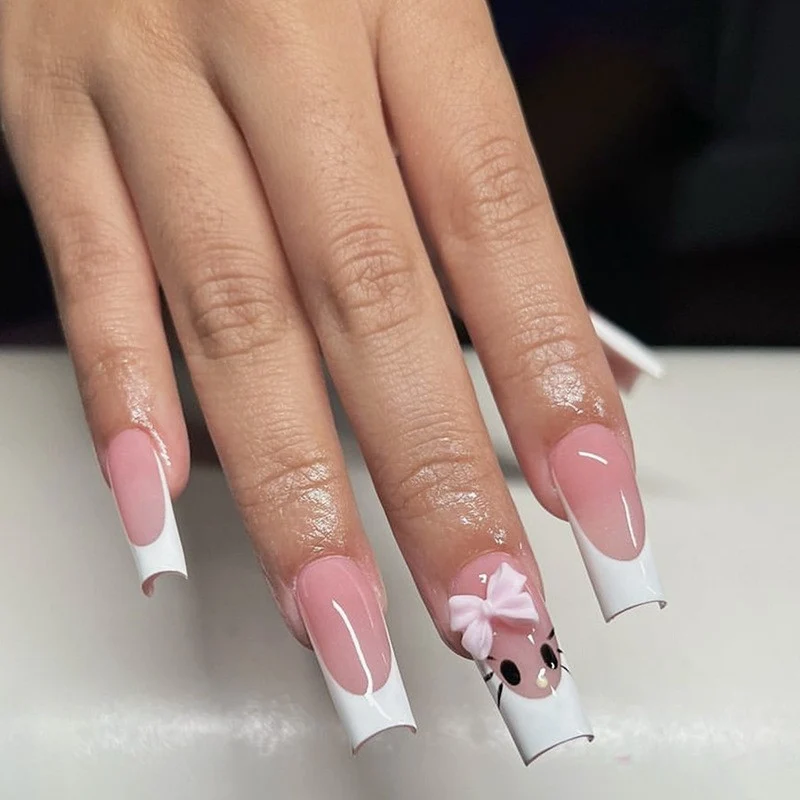 Glamouröses Kunstnagelset mit funkelnden Strassverzierungen und kreativen Tiermotiven Karnz