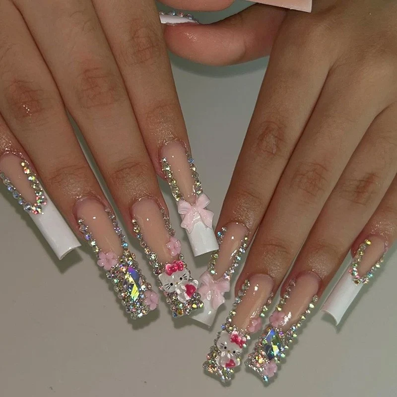 Glamouröses Kunstnagelset mit funkelnden Strassverzierungen und kreativen Tiermotiven Karnz