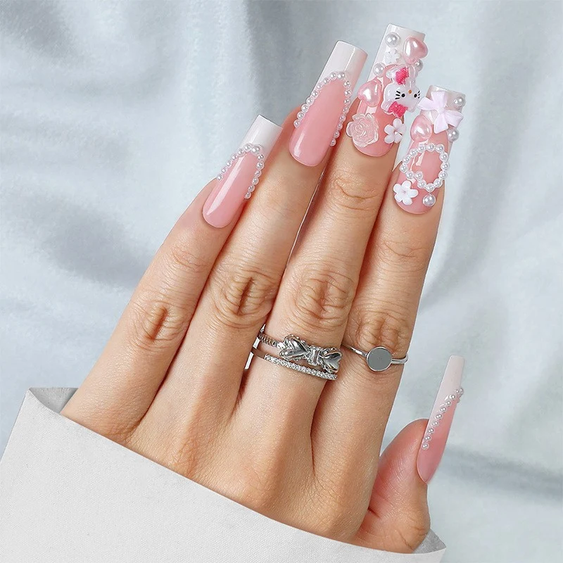 Glamouröses Kunstnagelset mit funkelnden Strassverzierungen und kreativen Tiermotiven Karnz
