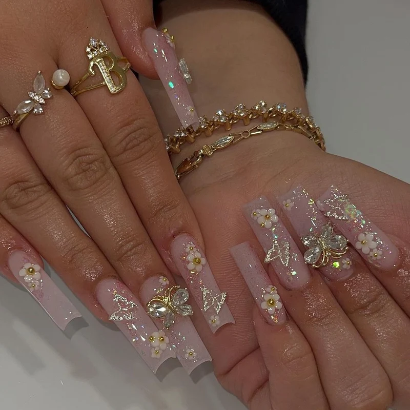 Glamouröses Kunstnagelset mit funkelnden Strass- und Kreuzverzierungen Karnz
