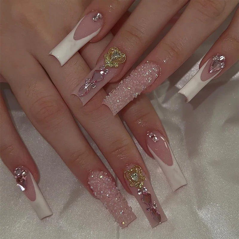 Glamouröses Kunstnagelset mit funkelnden Strass- und Kreuzverzierungen Karnz