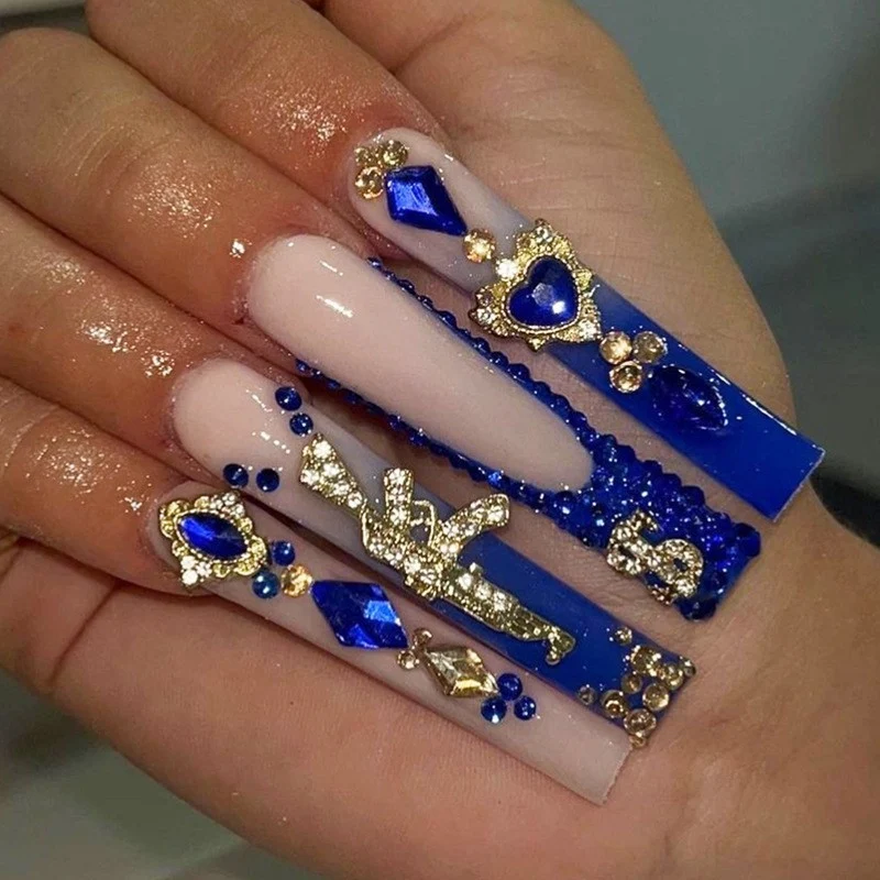 Glamouröses Kunstnagelset mit funkelnden Strass- und Kreuzverzierungen Karnz