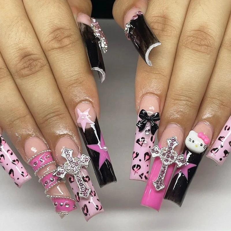 Glamouröses Kunstnagelset mit funkelnden Strass- und Kreuzverzierungen Karnz
