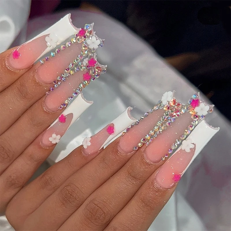 Glamouröses Kunstnagelset mit funkelnden Strass- und Kreuzverzierungen Karnz