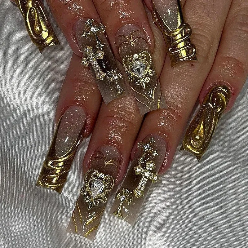 Glamouröses Kunstnagelset mit funkelnden Strass- und Kreuzverzierungen Karnz