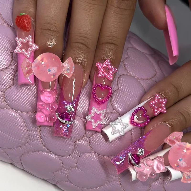 Glamouröses Kunstnagelset mit funkelnden Strass- und Kreuzverzierungen Karnz