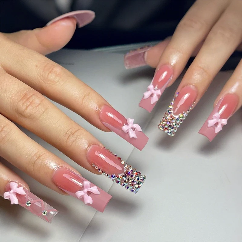 Glamouröses Kunstnagelset mit funkelnden Strass- und Kreuzverzierungen Karnz