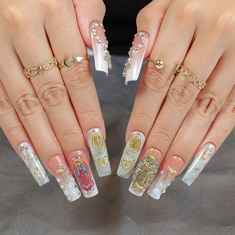 Glamouröses Kunstnagelset mit edlen Verzierungen und Glitzerakzenten Karnz