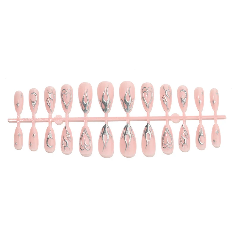Glamouröses Kunstnagelset mit detaillierten Schmuckverzierungen Karnz