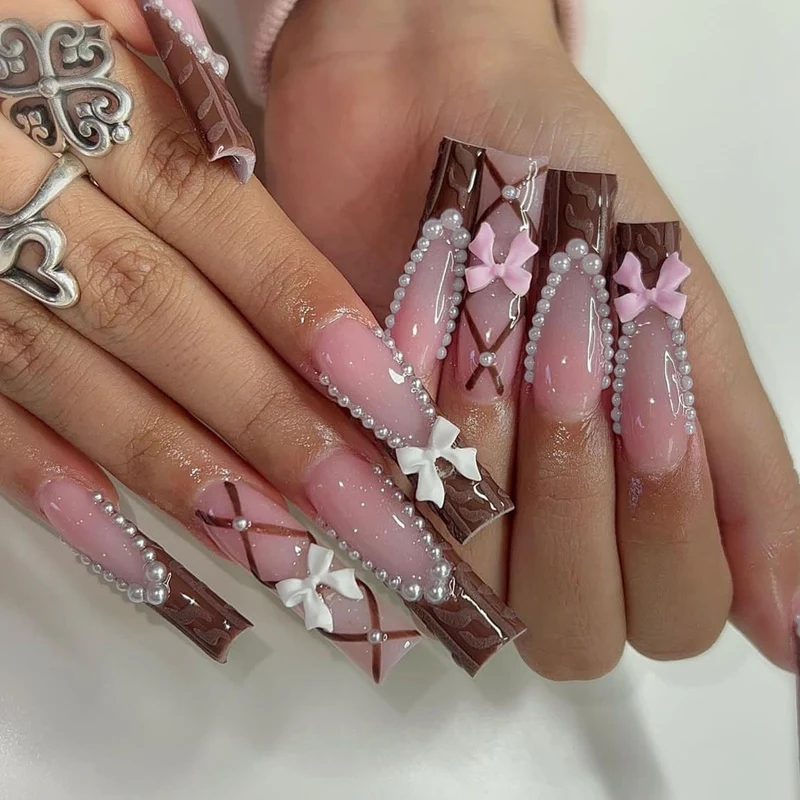 Glamouröses Kunstnageldesign mit goldenen Akzenten Karnz