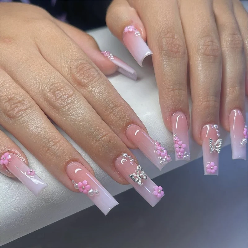 Glamouröses Kunstnageldesign mit goldenen Akzenten Karnz
