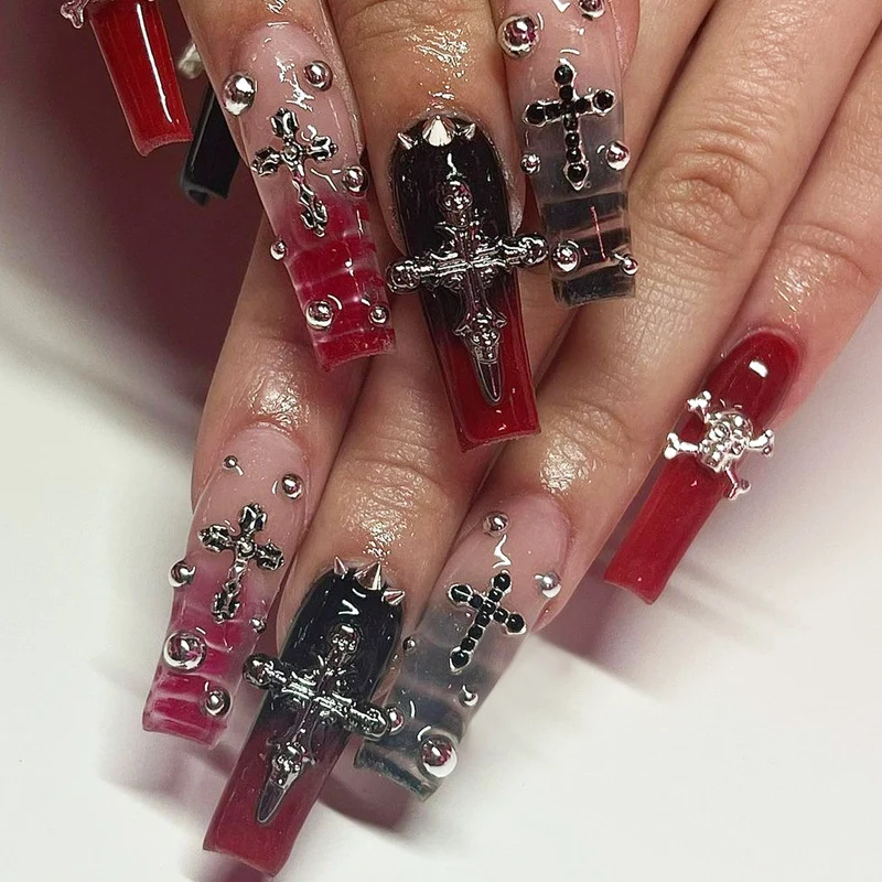 Kreatives Kunstnagelset mit Gothic-Design Karnz
