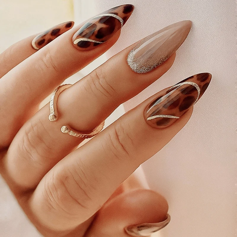 Kreatives Kunstnagelset mit Glitzer und Leopardenmuster Karnz