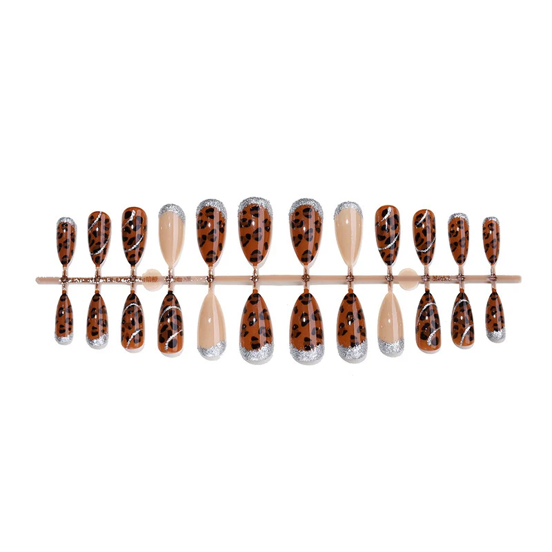 Kreatives Kunstnagelset mit Glitzer und Leopardenmuster Karnz