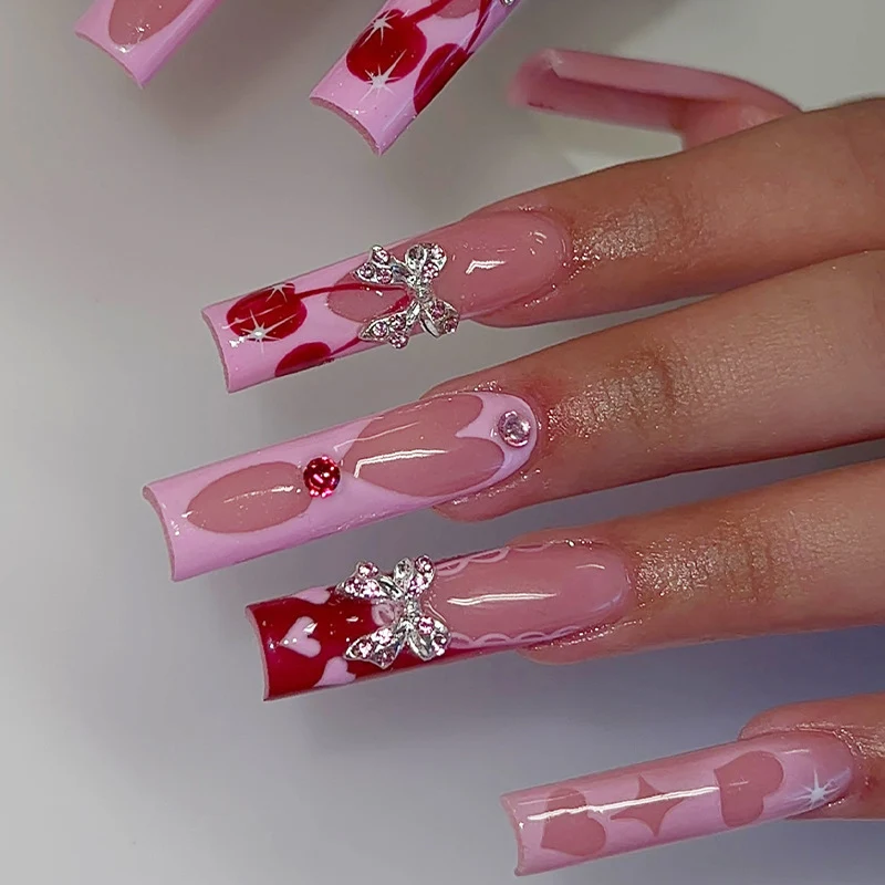 Kreatives Kunstnagelset mit Glitzer- und Herzmotiven Karnz