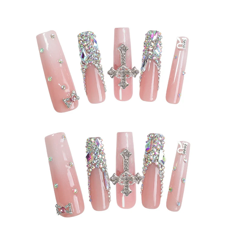 Kreatives Kunstnagelset mit glamourösen Strassverzierungen Karnz