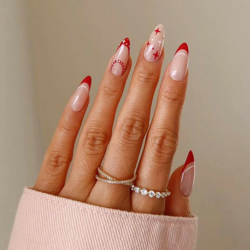 Kreatives Kunstnagelset mit glamourösen Akzenten und variierenden Designs Karnz