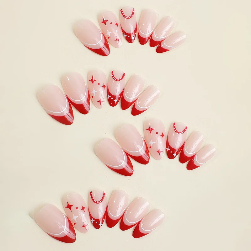 Kreatives Kunstnagelset mit glamourösen Akzenten und variierenden Designs Karnz