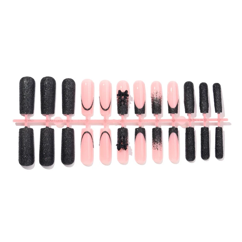 Kreatives Kunstnagelset mit Glamourösen Akzenten Karnz