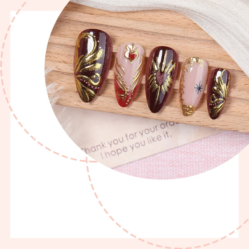 Kreatives Kunstnagelset mit Glamourösem Blüten- und Verzierungsdesign Karnz