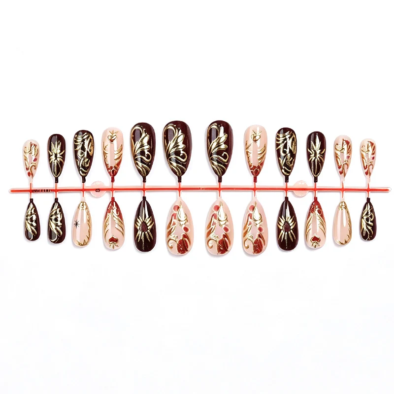 Kreatives Kunstnagelset mit Glamourösem Blüten- und Verzierungsdesign Karnz