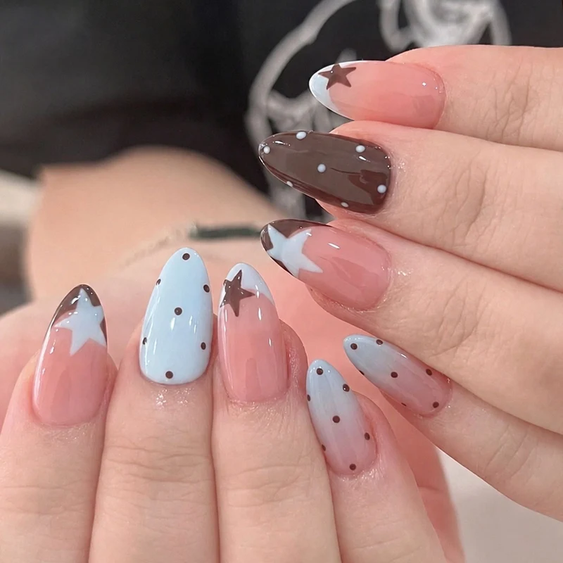 Kreatives Kunstnagelset mit funkelnden Sternen- und Punkten Karnz