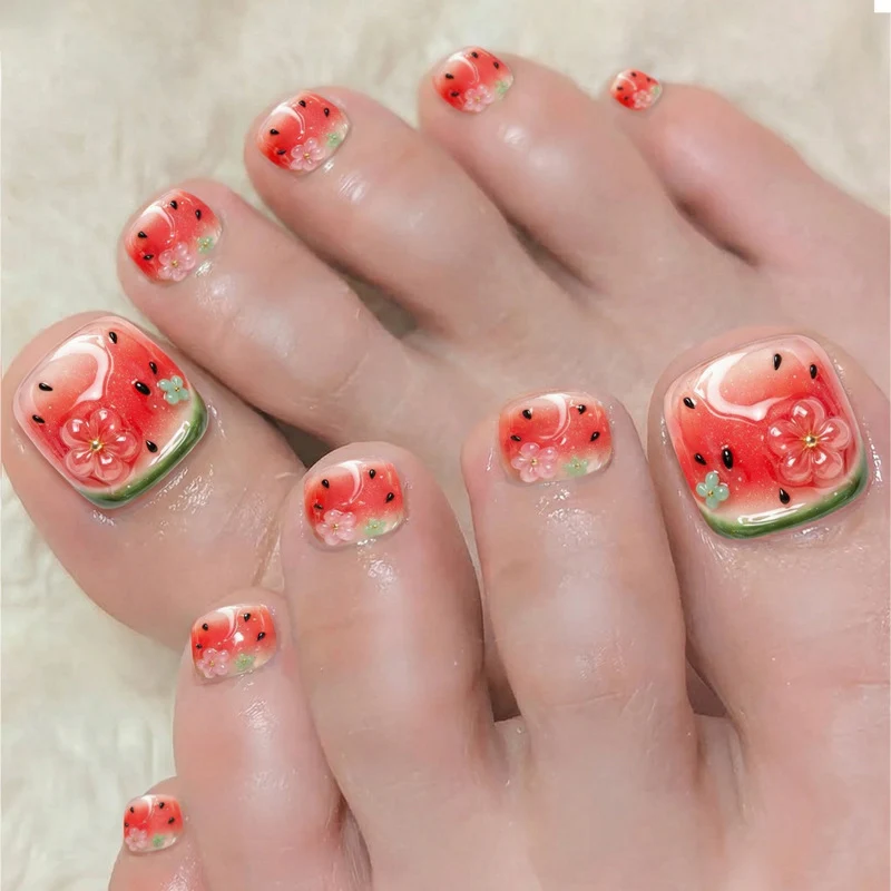 Kreatives Kunstnagelset mit fröhlichen Wassermelonenmotiven und zarten Blütenakzenten Karnz