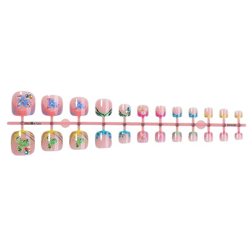Kreatives Kunstnagelset mit fröhlichen Schmetterlingsmotiven Karnz