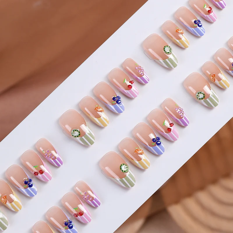 Kreatives Kunstnagelset mit fröhlichen Obstmotiven Karnz