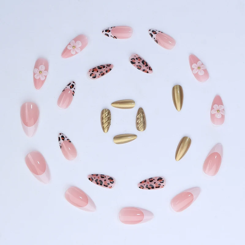 Kreatives Kunstnagelset mit floralen und tierischen Akzenten Karnz