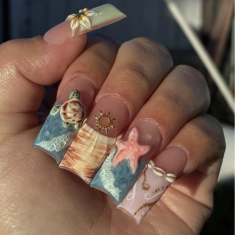 Kreatives Kunstnagelset mit floralen und maritimen Akzenten Karnz