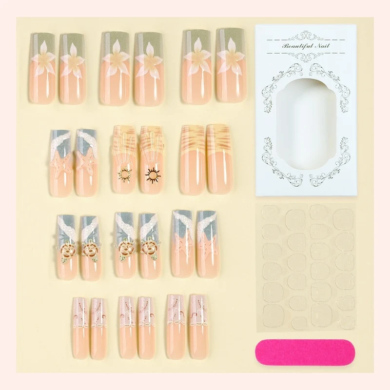 Kreatives Kunstnagelset mit floralen und maritimen Akzenten Karnz