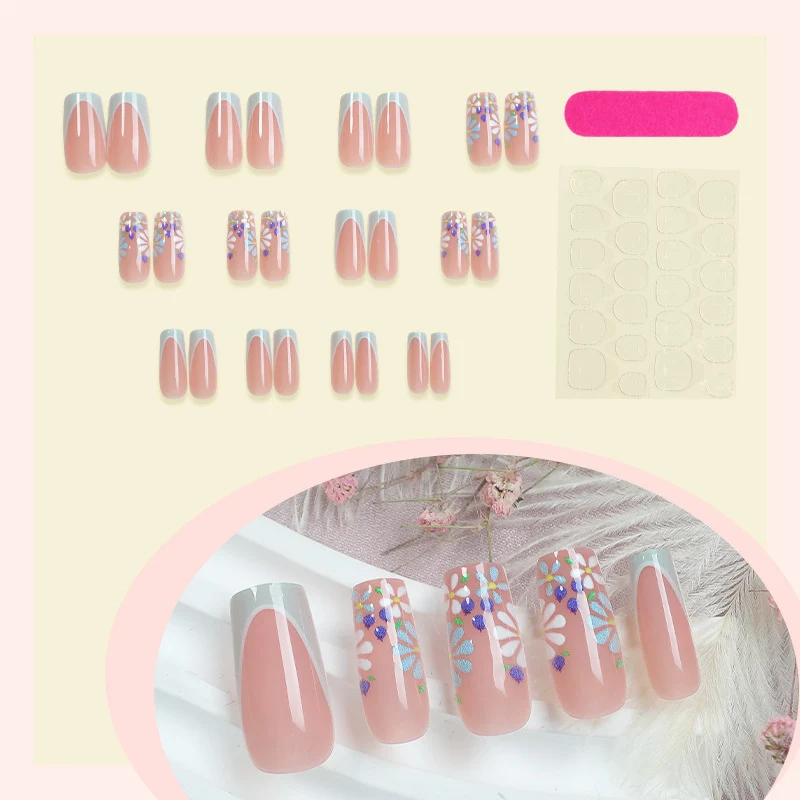 Kreatives Kunstnagelset mit floralen und glänzenden Akzenten Karnz